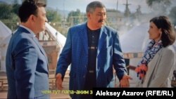 Эпизод из новеллы «Аким в коме». В кадре актеры Талгат Кенжебулатов (слева), Алдабек Шалбаев, Жанаргуль Жаныаманова. Снимок с экрана во время показа фильма «Наурыз.kz».
