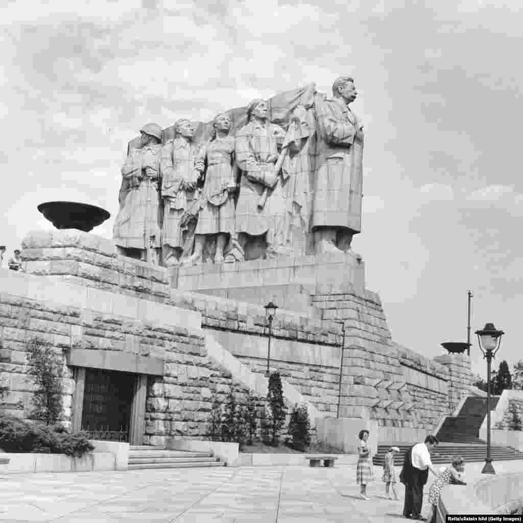 Памятник Сталину, лето 1960 года. Монумент из гранита и бетона стоял в Праге с 1955 по 1962 год. Его взорвали и превратили в щебень в ходе кампании по &laquo;десталинизации&raquo;, охватившей тогда СССР. На этом месте теперь стоит гигантский метроном