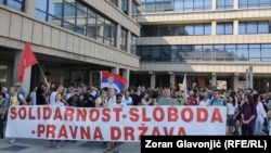 Protest studenata u blokadi i građana zbog privođenja studenta Stefana Tomića, ispred Palate pravde u Beogradu, 26. jun 2025.