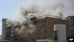 Дим піднімається з будівлі лікарняного комплексу Сорока після того, як її вразила ракета, випущена з Ірану, Ізраїль, 19 червня 2025 року