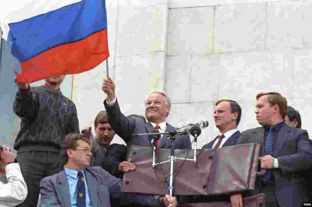 Борис Ельцин у Белого дома во время путча, 21 августа 1991 года - Москва. Победе российской демократии над реакцией был посвящен многотысячный митинг у Дома Советов РСФСР. На снмике : президент РСФСР Борис Ельцин на трибуне во время митинга. Президент РСФСР Борис Ельцин на трибуне во время митинга, 1991 год.
