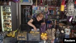 В ленингорских магазинах дают товары в долг: потому и везут, даже те товары, которые в Грузии дешевле, и, конечно, те, которые дороже