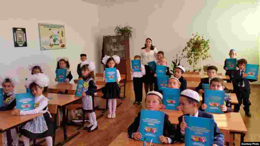 Чеченские дети учат в школе казахский язык. 