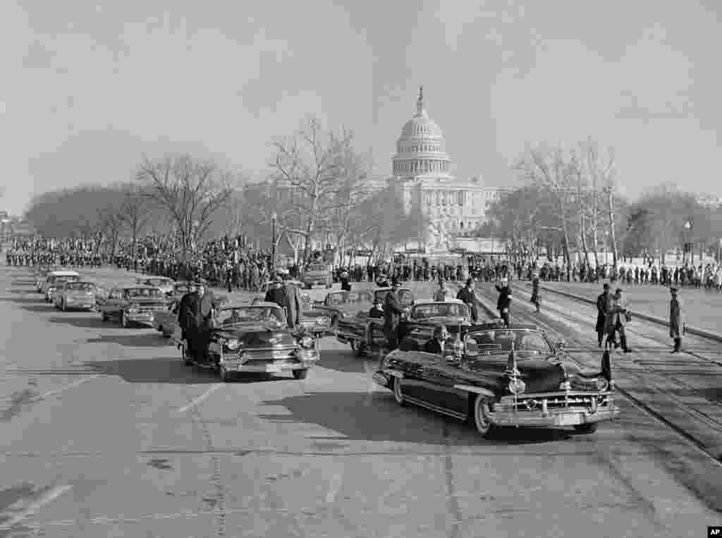 Prezident Jon Kennediniň (başky ulagda başy açyk barýar) hormatly kerweni 1961-nji ýylyň 20-nji ýanwarynda kasam kabul ediş dabarasyndan soň, Amerikanyň baş köçesi Pensilwaniýa awene golaýlaşyp barýar. Kennedi 1963-nji ýylyň noýabr aýynda atylyp öldürildi. 