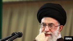 آيت الله خامنه اى در بخش ديگرى از اظهارات خود به شعارهاى هواداران جنبش سبز در اعتراض هاى اخير اشاره كرده و از «مخالفت و خط زدن شعار مرگ بر اسرائيل و مرگ بر آمريكا» توسط آنها انتقاد كرد.