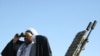 یک روحانی عضو سپاه پاسداران در یکی از رزمایش های این نیرو برای آمادگی در برابر حمله احتمالی به ایران