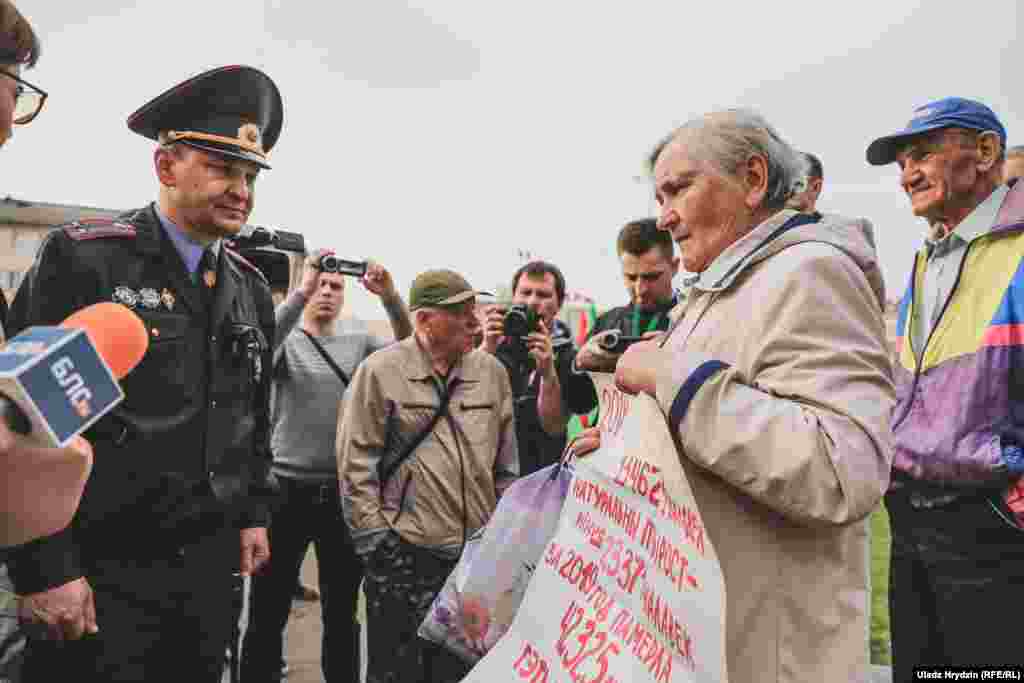 Падчас збору на пляцоўцы каля Акадэміі навук да ўдзельнікаў выйшаў падпалкоўнік міліцыі, які не прадставіўся. Ён сказаў, што акцыя і шэсьце несанкцыяваныя. Спачатку ўлады дазволілі шэсьце, пазьней арганізатары адклікалі заяўку, бо ня хочуць плаціць міліцыі больш як 5000 рублёў за ахову.