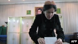 Улуттук кийимчен түркмө аял добуш берип жатат, Ашхабад, 15-декабрь, 2013.