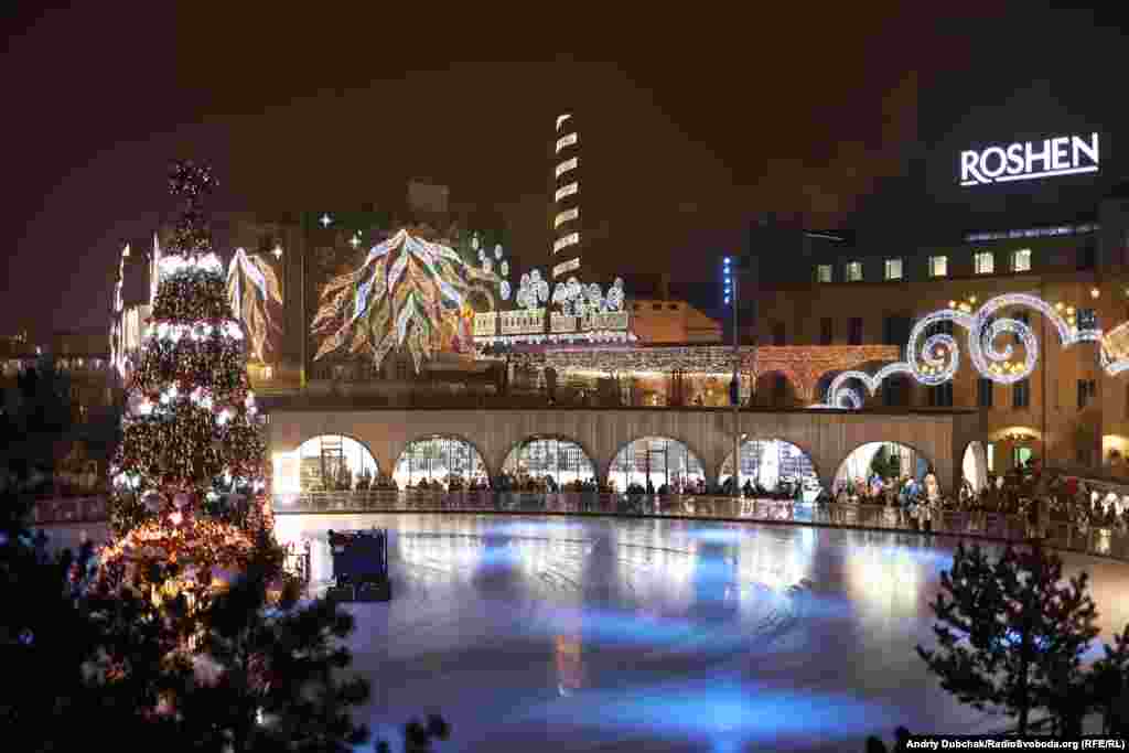 Ковзанка від ROSHEN, за площею 2 тисячі квадратних метрів, зі святковою ялинкою посередині вже відкрита для відвідувачів із 30 листопада 