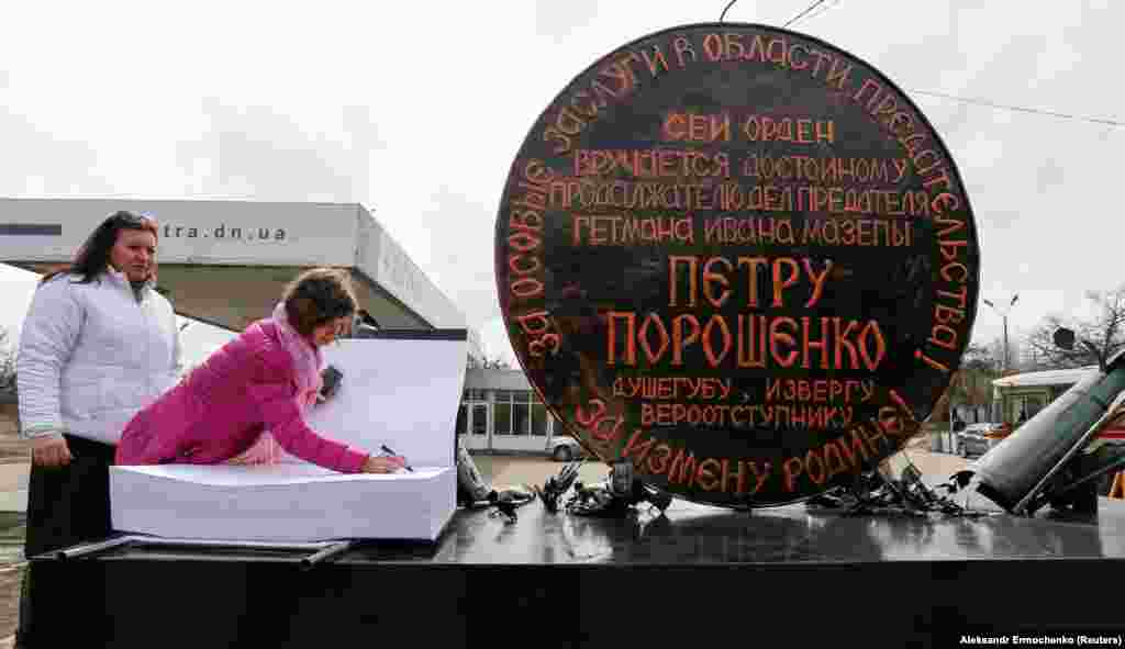Окупована частина Донеччини. У Горлівці російські гібридні сили встановили пам'ятник у вигляді «ордена» п'ятому президентові України Петру Порошенку «За особливі заслуги в ділянці зради! За зраду батьківщині!» як «продовжувачу справ зрадника гетьмана Івана Мазепи». Горлівка, 26 березня 2019 року