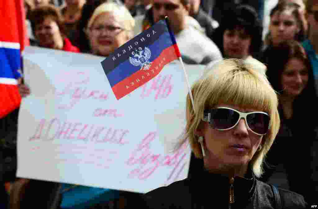 Участники акции протеста в Донецке против решения Киева перевести университеты из Донецкой области на территорию, которая находится под контролем правительства Украины. 30 сентября 2014 года.
