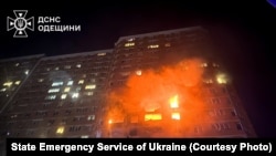 Пожар в многоэтажном жилом доме в результате атаки российских дронов, Одесса, Украина, 28 июня 2025 года