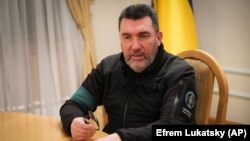 Щодо наступної хвилі мобілізації в Україні, то секретар РНБО сказав: «На сьогодні у нас достатня кількість військових, які прийшли у військкомати»
