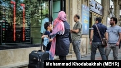 به نوشته روزنامه قانون، برخی می‌گویند که صرافان از این پس فقط می‌توانند سکه معامله کنند