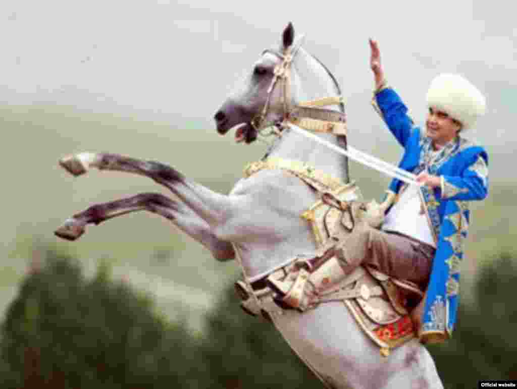 Türkmənistanda at belində şəkli olmayan prezident yoxdur. Bu da ağ at belində Berymukhammedov.