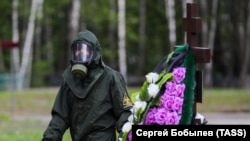 Похороны умершего от коронавируса на одном из московских кладбищ. Май 2020 года.
