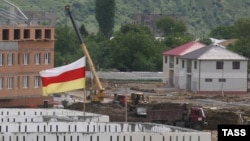 Находясь с двухдневным рабочим визитом в Цхинвале, глава Минкавказа осмотрел ход строительных работ на объектах, которые входят в инвестпрограмму текущего года