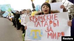 На антивоенной демонстрации в селе Ескисарай вблизи Симферополя. 10 марта 2014 года.