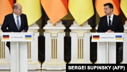 Președintele Volodimir Zelenski (dreapta) și cancelarul Olaf Scholz (stânga), la conferința de presă comună de la Kiev, 14 februarie 2022