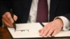 Американскиот претседател Доналд Трамп потпишува извршни наредби во Овалната соба на Белата куќа во Вашингтон, на 20 јануари 2025 година