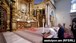 Nikolo Pašinjan, premijer Jermenije, prilikom posete crkvi Svete bogorodice u Vasaljenskoj patrijaršiji u Istanbulu.