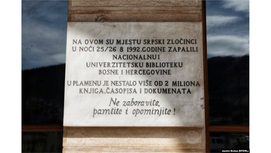 Ploča ispred ulaza u sarajevsku Vijećnicu (12. april)