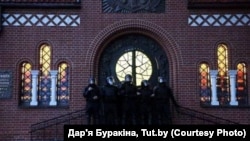 Сілавікі блякуюць уваход у Чырвоны касьцёл. Ілюстрацыйнае фота