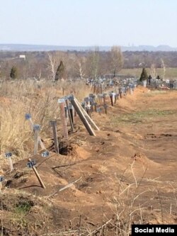 Могили бойовиків на цвинтарі Єнакієва, що з'явились після боїв під Дебальцевим