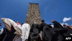 Sveštenici kod spomenika Gazimestan (fotografija iz arhive)