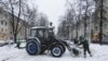 Архіўнае ілюстрацыйнае фота. Камунальныя службы прыбіраюць сьнег у Менску