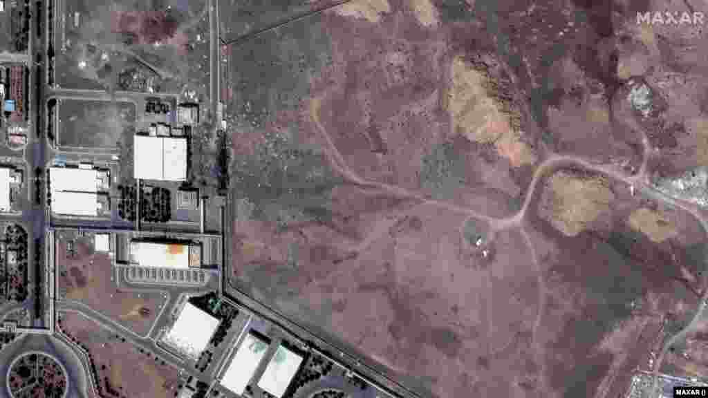 این عکس ماهوارهای از اول تیرماه حفرهای را در تأسیسات غنیسازی نطنز پس از حملات آمریکا نشان میدهد. روز سوم تیرماه حفره با خاک پر شده بود.