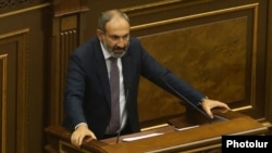 ნიკოლ ფაშინიანი სომხეთის პარლამენტის ტრიბუნაზე. 2018 წლის 8 მაისი