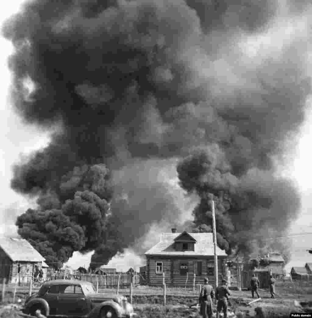 Німецькі солдати спостерігають, як горить село. Червень 1941 року. План «Барбаросса» був найбільшою в історії операцією наземного вторгнення – близько 3,8 мільйона військовослужбовців, тисячі танків і літаків та понад пів мільйона коней просувалися по всій Східній Європі, від Фінської затоки до Чорного моря