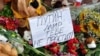 Квіти та дитячі іграшки біля посольства Нідерландів в Україні в пам’ять загиблих людей, які летіли в «Боїнгу» рейсу MH17. Київ, липень 2014 року