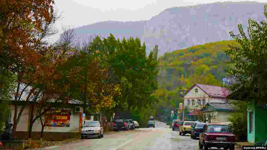 Село Соколиное (до 1945 года Коккозь, в переводе с крымскотатарского &ndash; голубой, небесный глаз) Бахчисарайского района
