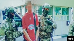 Співробітники СБУ затримують чоловіка на кордоні України та Польщі. 6 червня 2016 року. За даними СБУ він мав п’ять автоматів Калашникова, п’ять тисяч патронів, два гранатомети РПГ і 125 кілограмів тротилу