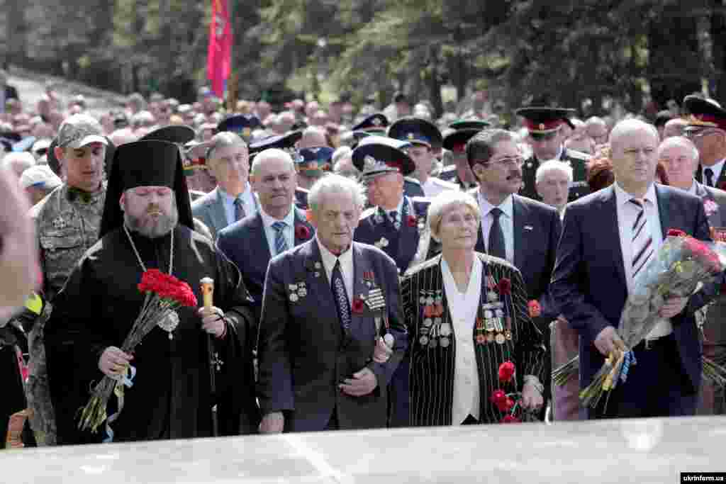 Покладання квітів з нагоди Дня пам'яті та примирення до Меморіалу слави в Лісопарку. Під прапорами України та під звуки українського гімну зібралося близько тисячі ветеранів Другої світової війни, учасників АТО, волонтерів, представників церков, громадськості та місцевої влади. Харків