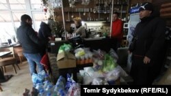 Авиаҳалокатда жабрланганларга гуманитар ёрдам йиғилаётган жойлардан бири.