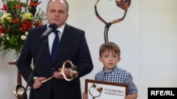 Польський політик Павел Коваль під час урочистої церемонії вручення нагороди польсько-українського поєднання. Варшава, 9 червня 2015 року