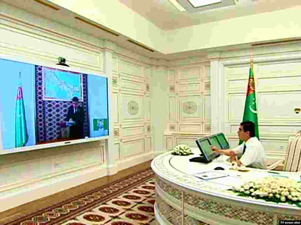 Berdymukhamedov prezident sarayında hökumətlə videokonfrans zalında.