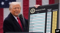 Президент США Дональд Трамп демонструє діаграму з новими тарифними ставками (архівне фото)