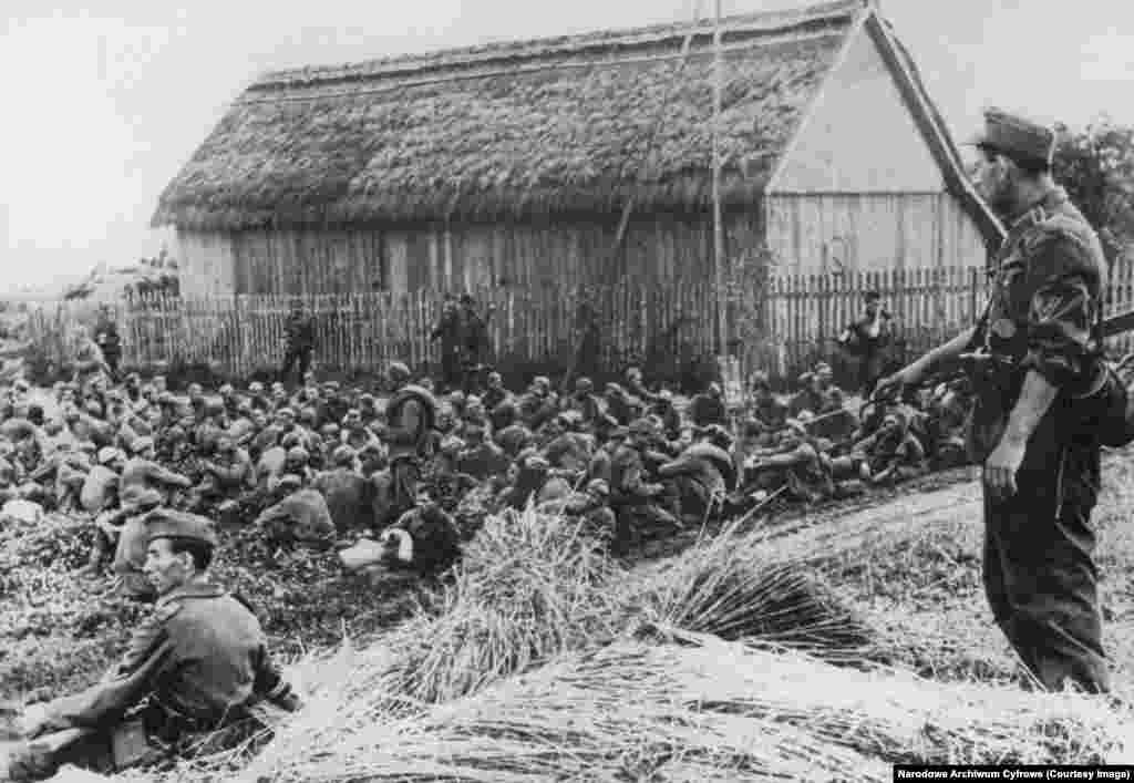 Група радянських військовополонених, захоплених нацистськими військами. Близько половини радянських військовополонених, утримуваних Німеччиною, померли в неволі. Для порівняння, смертність серед ув’язнених зі США і Великої Британії – менше від 4%
