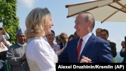 2018-жылы Карин Кнайслдын тоюнда Владимир Путин да конок болуп, экөө вальс бийлеген. 