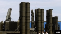 Комплексы S-300 (справа) і S-400 (зьлева). 2014 год.