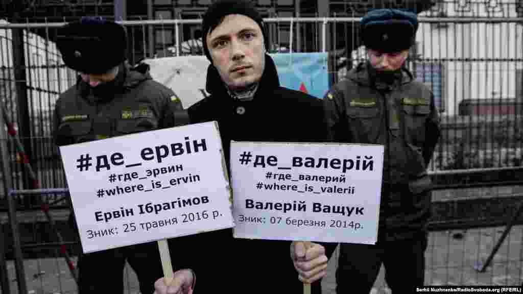 «Ми маємо показати, що ми про них не забули. Можливо, це остання надія рідних, що постійне нагадування про зниклих не дозволить владі (кримській владі) просто робити вигляд, що нічого не відбулося», – прокоментував Рустем, кримськотатарський активіст під час акції на підтримку зниклих безвісти в Криму