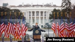 Дональд Трамп виступив перед своїми прихильниками, після цього вони штурмували Капітолій. Вашингтон, перед Білим домом, 6 січня 2021 року 
