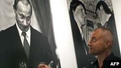 Dmitri Azarov, fotograf al grupului editorial „Kommersant”, alături de una din fotografiile sale cu premierul Putin