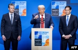 Президент США Дональд Трамп (посередині) у супроводі міністра оборони США Піта Геґсета (ліворуч) та державного секретаря США Марко Рубіо (праворуч) під час саміту НАТО в Гаазі, 25 червня 2025 року