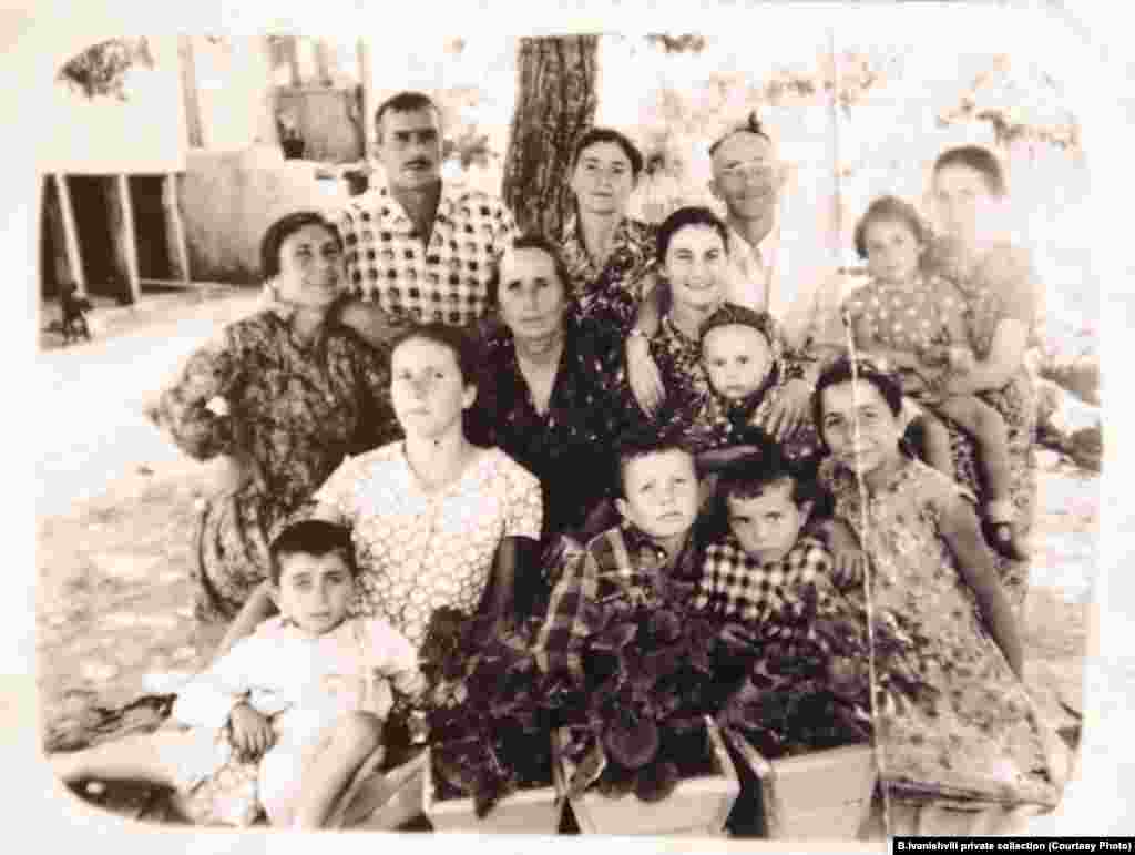 Təxminən 4 yaşında olan Bidzina İvanishvili (öndə, sağdan ikinci) ailəsi ilə. İmereti rayonun Çorvila kəndi. 18 fevral 1953-cü il.