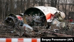 Обломки самолета, разбившегося в Смоленске, на западе России, 10 апреля 2010 года. Все находившиеся на борту 96 человек погибли, в том числе президент Польши Лех Качиньский и начальник генерального штаба Польши.